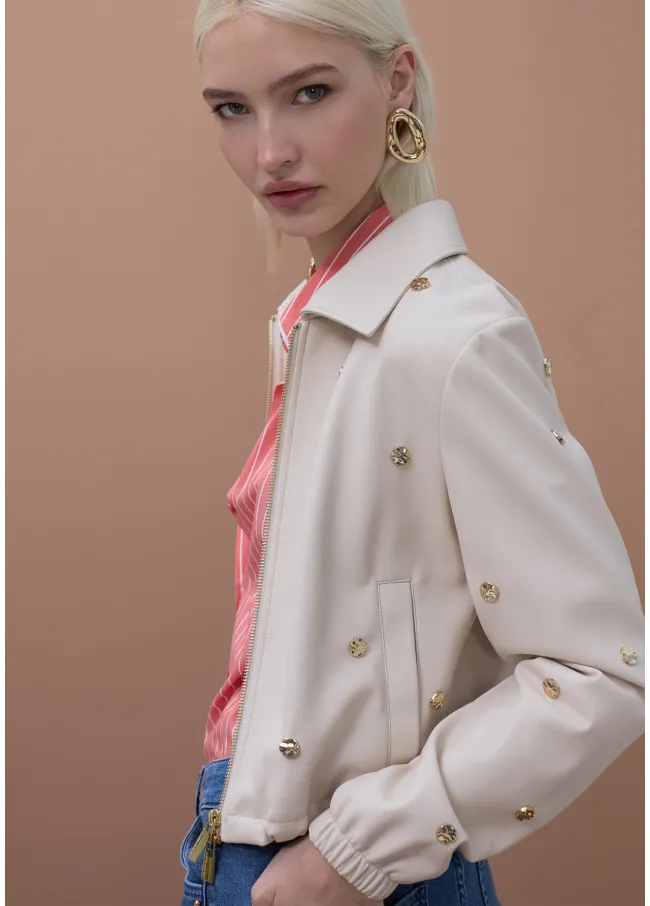 Cazadora blanca con tachas