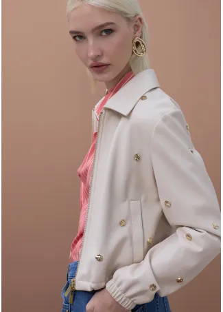 Cazadora blanca con tachas