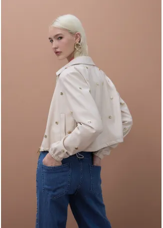 Cazadora blanca con tachas