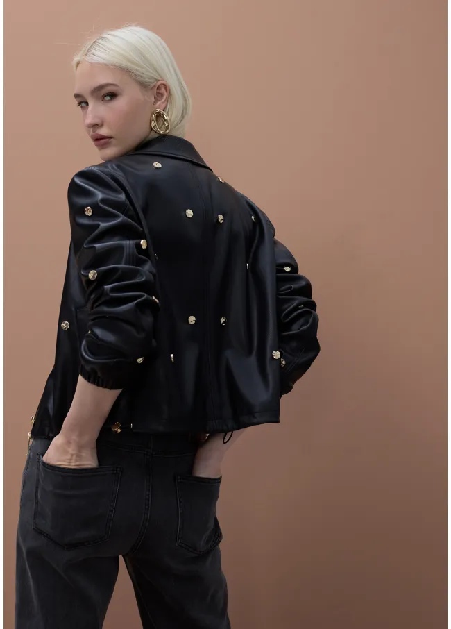 Cazadora salpicado tachas redondas en efecto piel