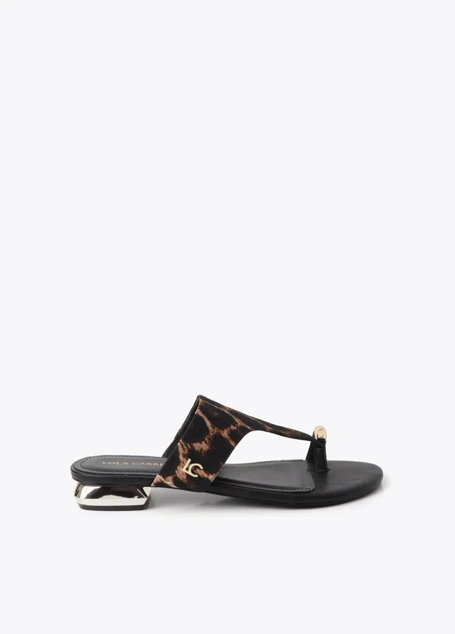 Sandalia plana animal print y aplique dorado