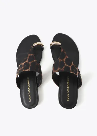 Sandalia plana animal print y aplique dorado