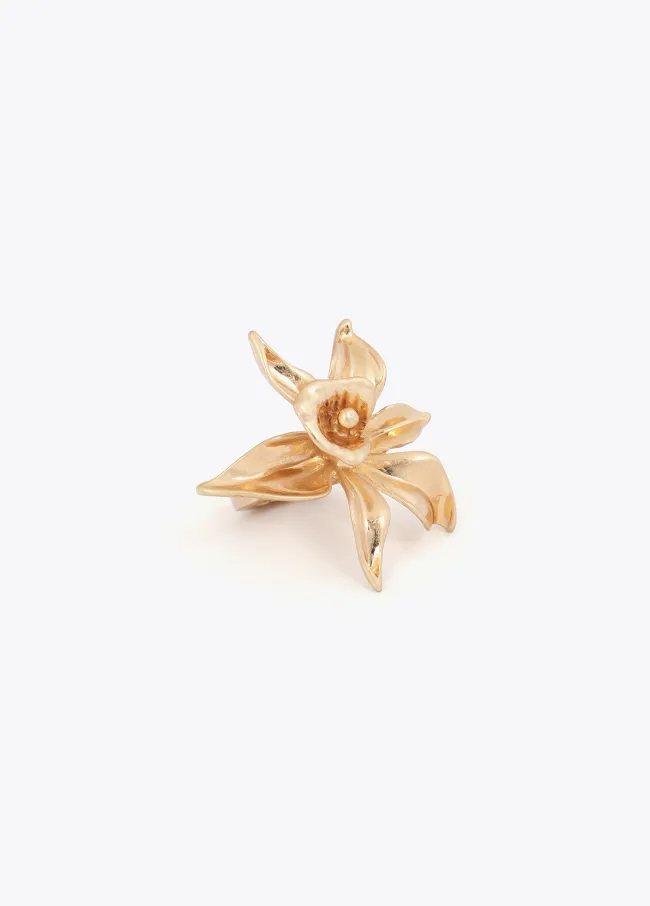 Anillo de flor metálica