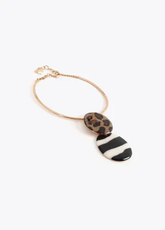 Short rigid choker necklace with contrast animal print and striped pendant