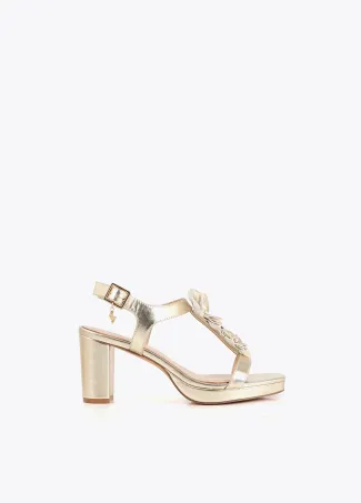 Sandalia tacón con adornos florales