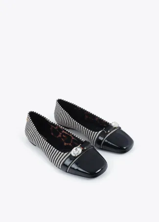 Zapato plano en tejido tipo canvas de rayas y detalle cristales