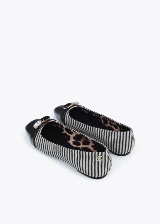 Zapato plano en tejido tipo canvas de rayas y detalle cristales