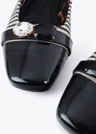 Zapato plano en tejido tipo canvas de rayas y detalle cristales