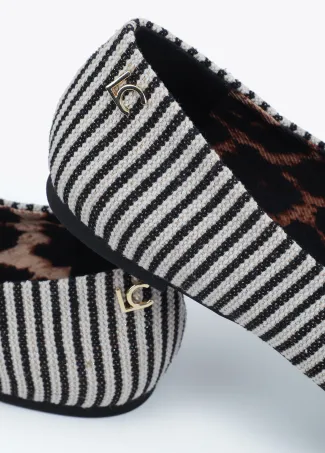 Zapato plano en tejido tipo canvas de rayas y detalle cristales