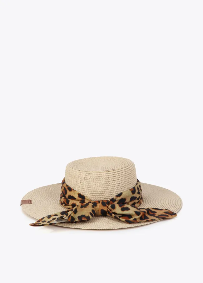 Hat with printed bow