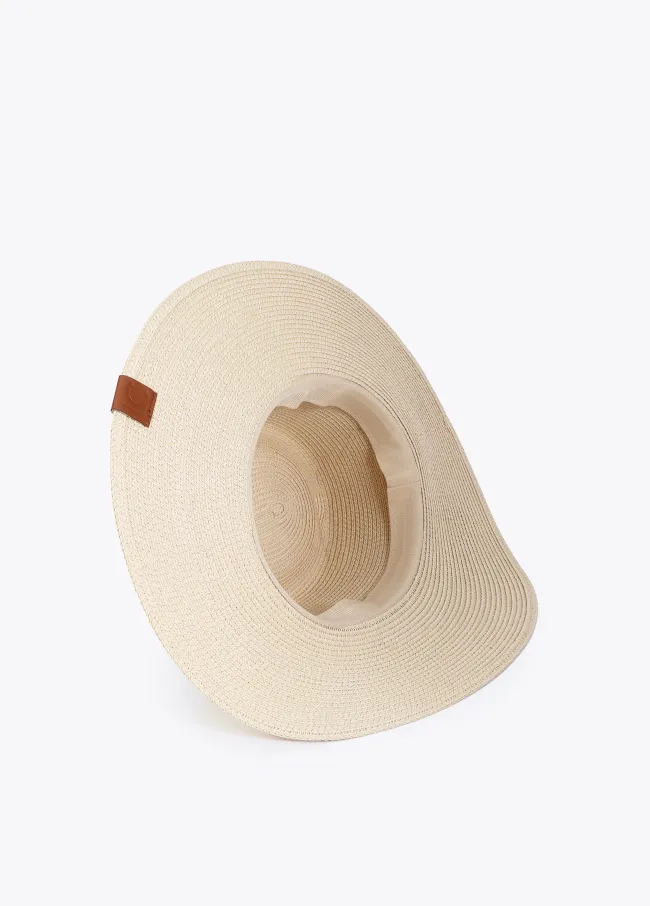 Hat with printed bow