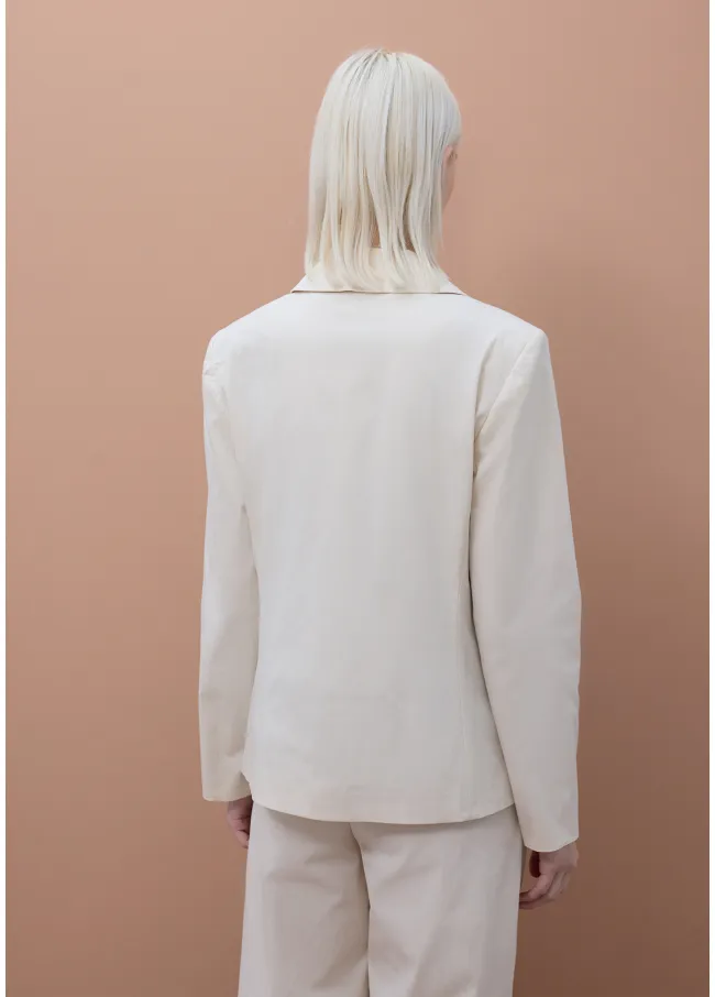 Fitted blazer with visible lacquered zips