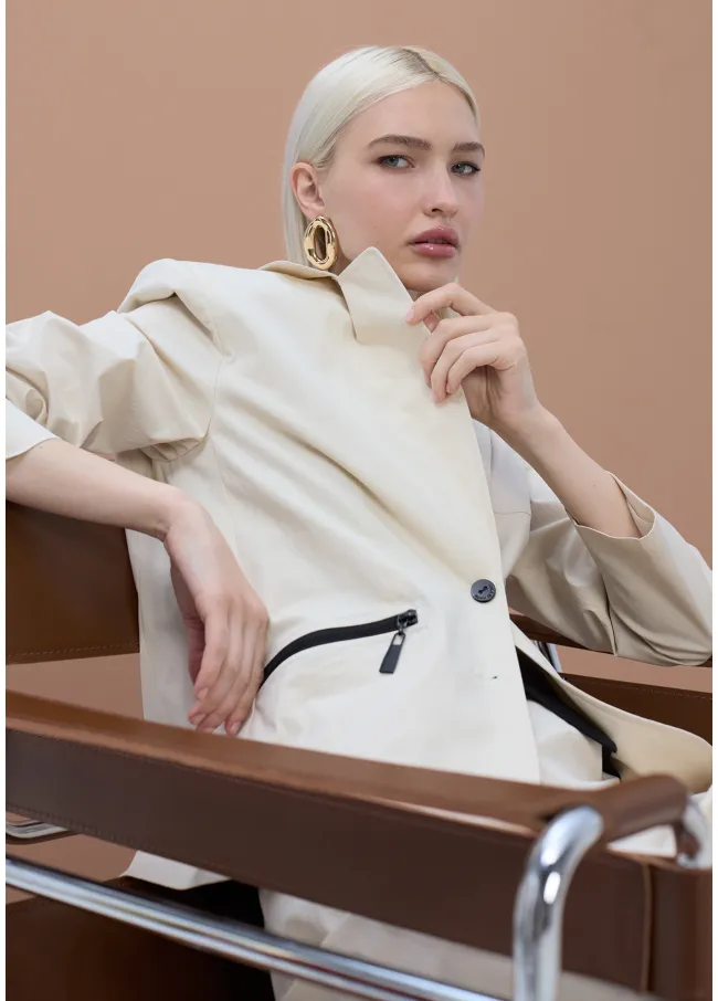 Fitted blazer with visible lacquered zips