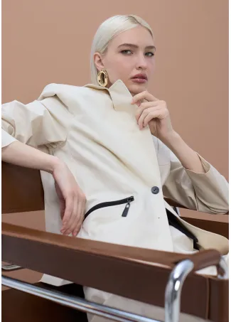 Fitted blazer with visible lacquered zips