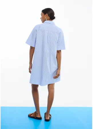 Vestido azul con rayas y flores aplicadas