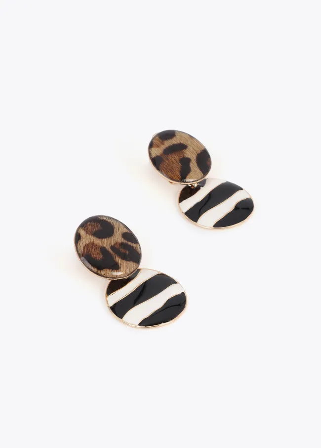 Contrast lacquered earrings with stripes and...