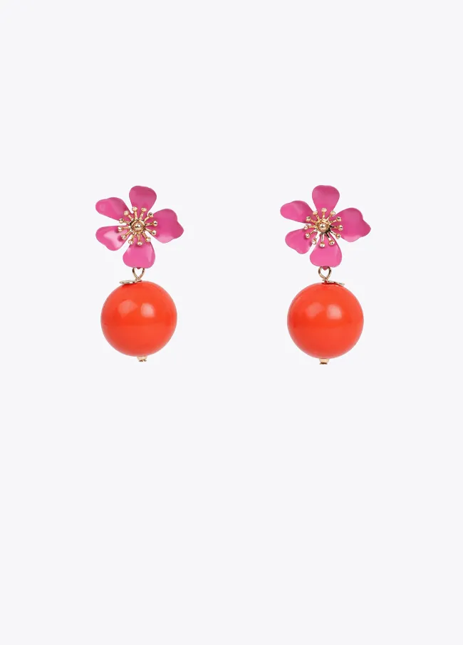 Contrast earrings with lacquered metal flower