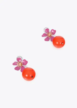 Contrast earrings with lacquered metal flower