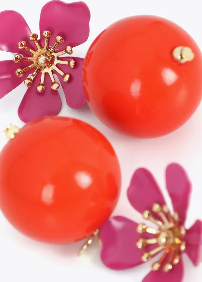 Contrast earrings with lacquered metal flower