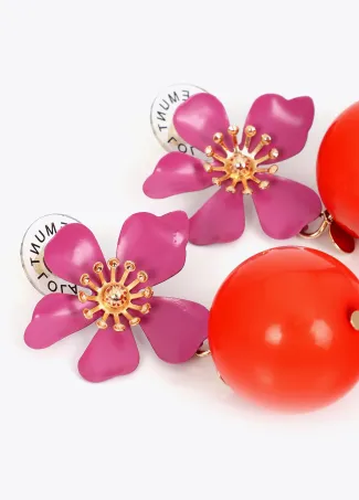 Contrast earrings with lacquered metal flower