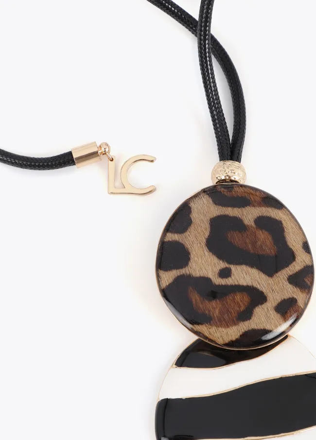 Collar largo con pendant combinado animal print...