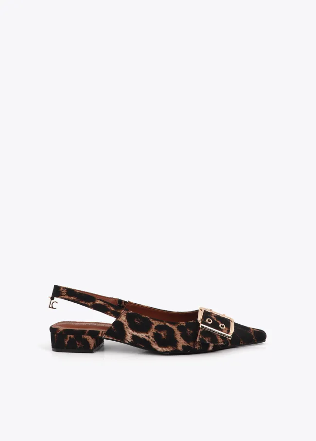 Flat shoes with straps and personalised buckles