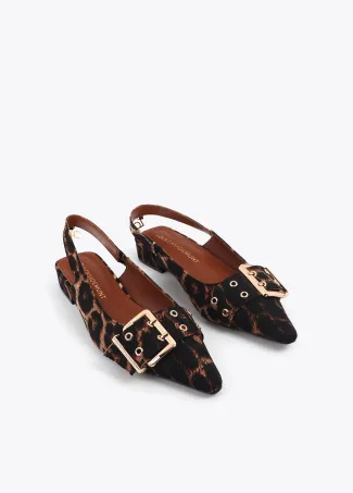 Flat shoes with straps and personalised buckles