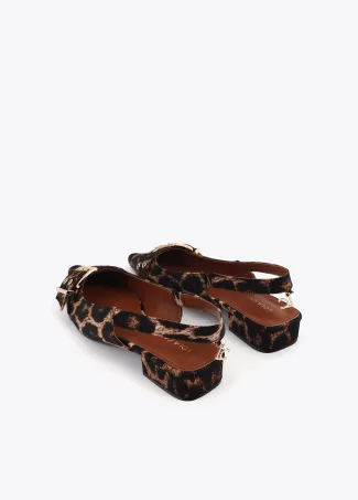 Flat shoes with straps and personalised buckles