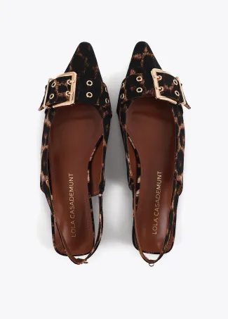 Flat shoes with straps and personalised buckles