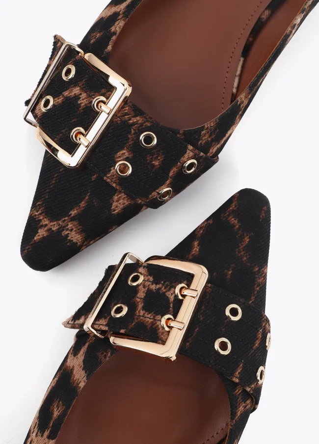 Flat shoes with straps and personalised buckles