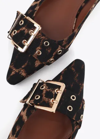 Flat shoes with straps and personalised buckles