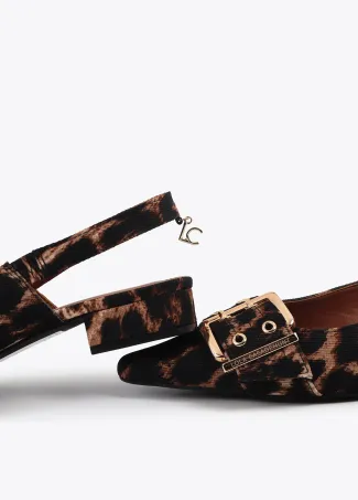 Flat shoes with straps and personalised buckles
