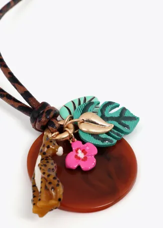 Collar largo cordón de animal print y charms tropicales