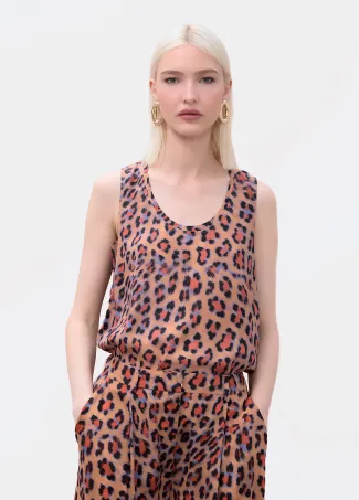 Top cuello redondo estampado animal