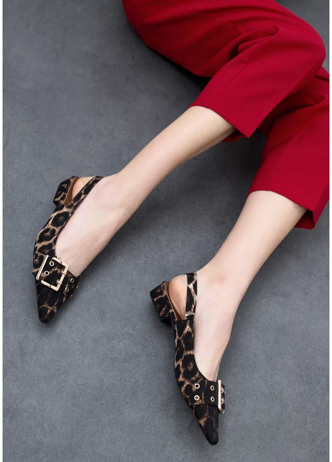 Flat shoes with straps and personalised buckles