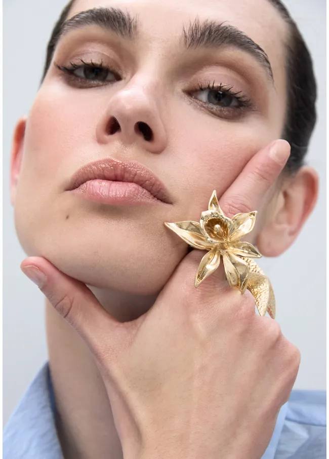 Anillo de flor metálica