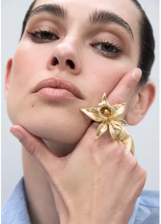 Anillo de flor metálica