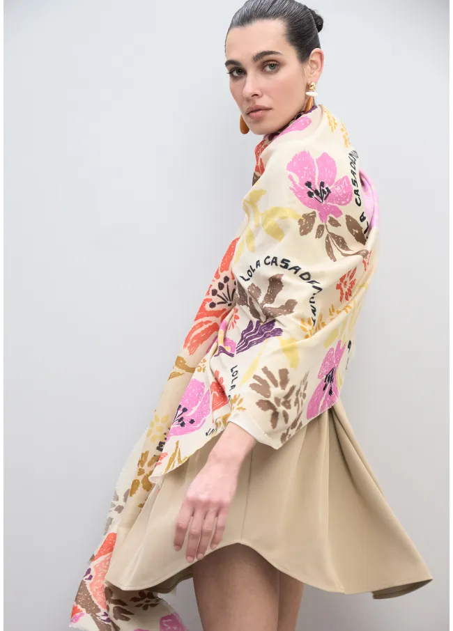 Fular estampado en motivos florales y aves