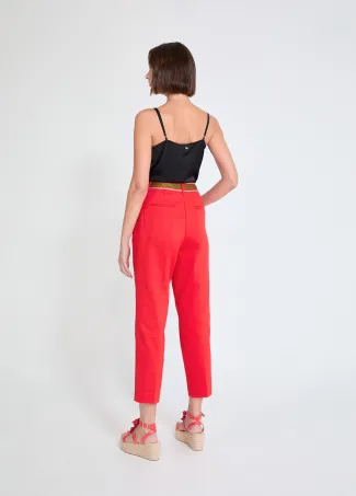 Pantalón rojo con logo en cintura