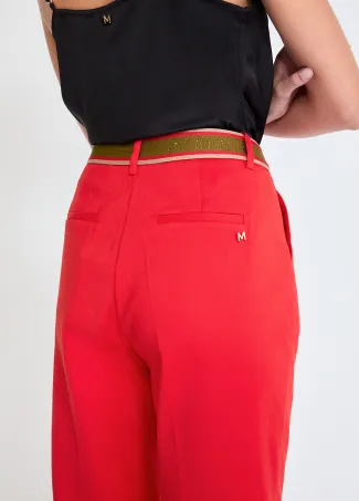 Pantalón rojo con logo en cintura