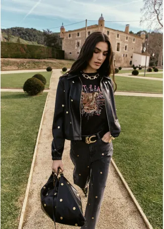 Cazadora salpicado tachas redondas en efecto piel