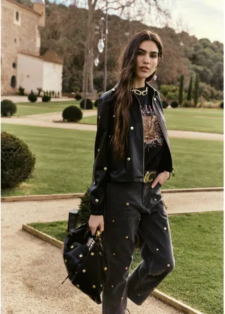 Cazadora salpicado tachas redondas en efecto piel