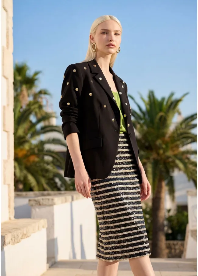 Americana entallada detalle tachas redondas