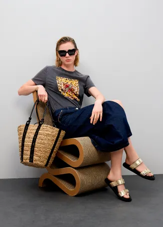 Sandalia plana con tiras y detalles metálicos