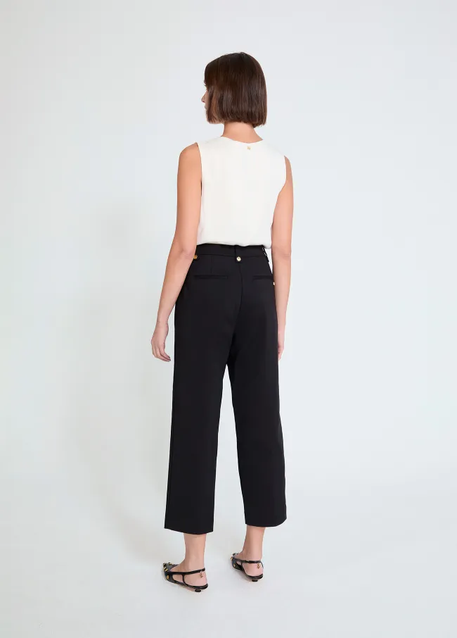 Pantalón negro con tachas