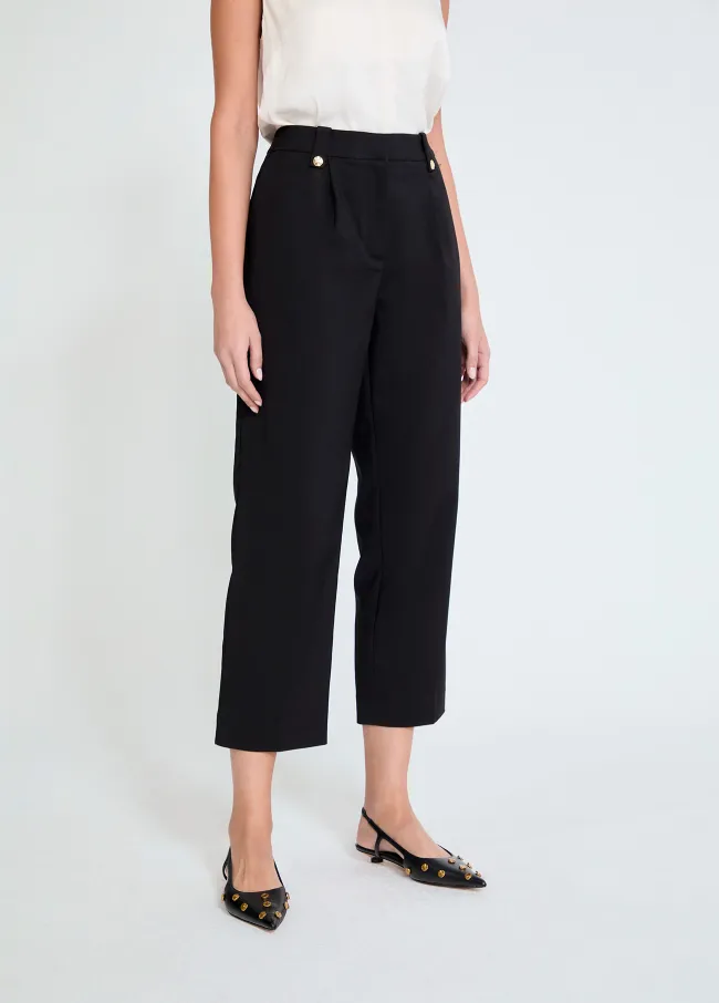 Pantalón negro con tachas