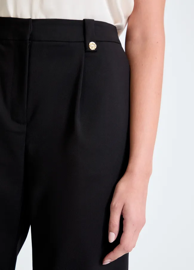 Pantalón negro con tachas