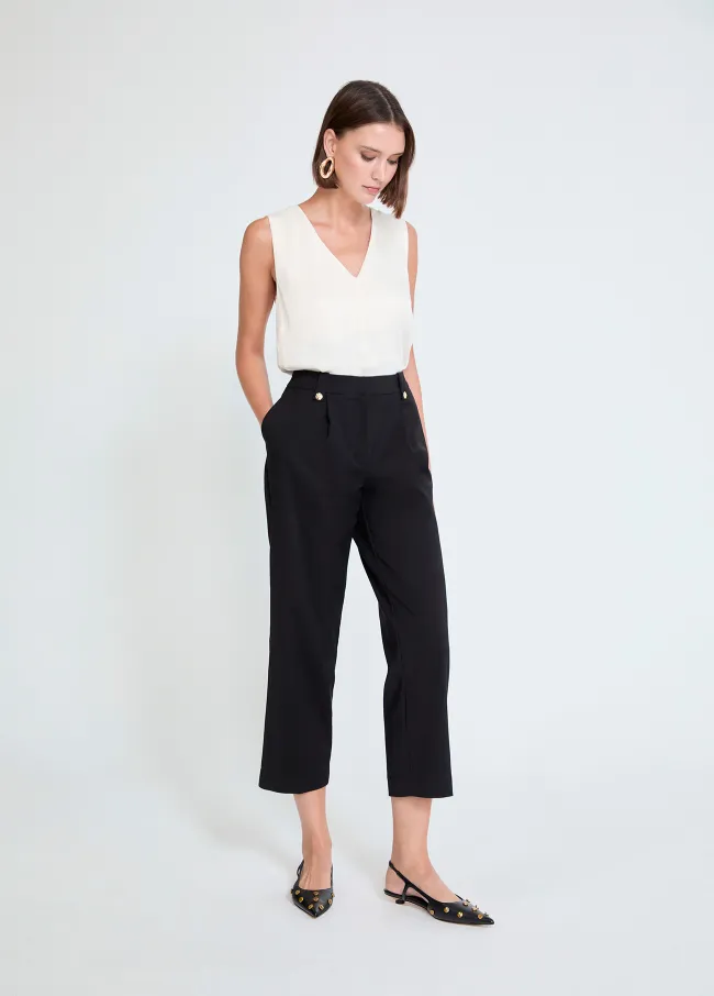 Pantalón negro con tachas