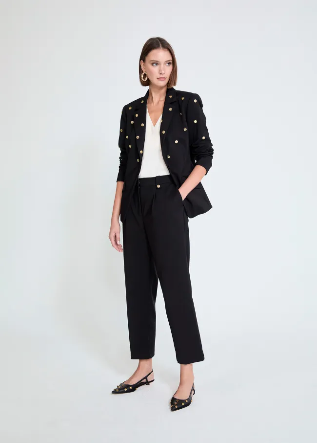 Pantalón negro con tachas