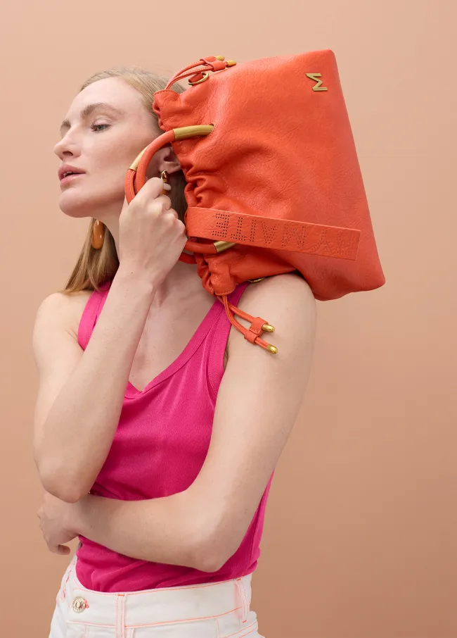 Bolso bandolera con asa metálica